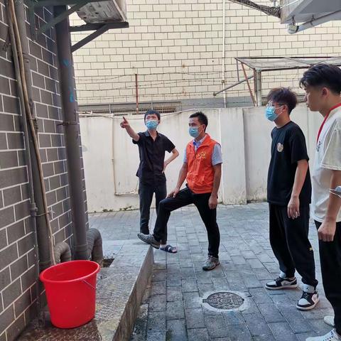 兴富社区针对区环卫测评问题开展专项整治工作