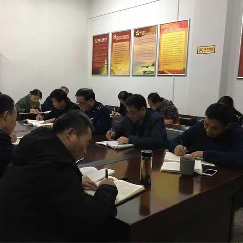 工商长安分局党委继续组织全体党员利用晚上休息时间加班加点学习抄写《十九大报告》和《党章》