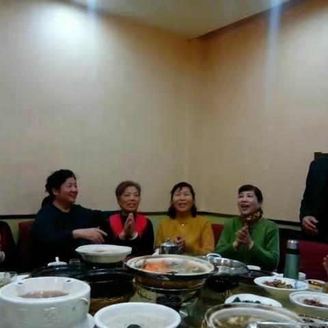 二小部分同学相聚和平大道四美塘(手机拍照)