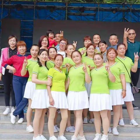 一路欢歌笑语，一生最美回忆！送给乐观开朗、笑脸如花般灿烂的辣妈们！