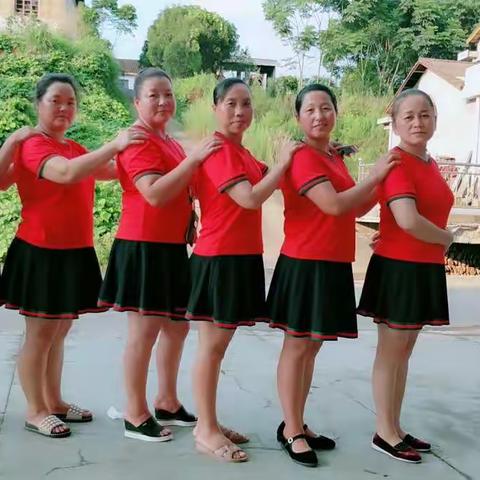 跳出激情舞出色彩，青春永驻稻罗坪！