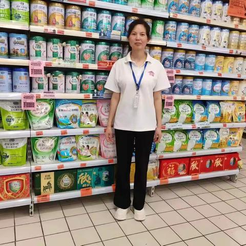 服务舒心千万家，质量优质唯一个--记中百仓储巴东店伊利奶粉促销员肖青