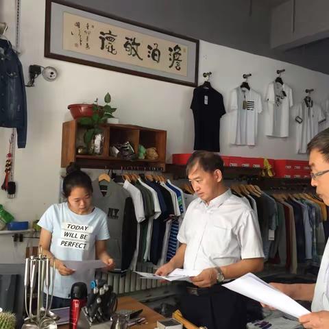 服装市场分理处周六对外贸城服装市场进行【E+亲】宣传工作