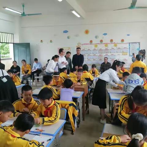 市教育局领导深入我校指导学校国测工作
