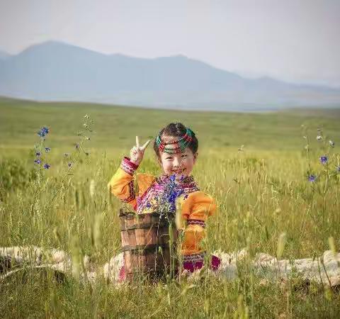 青草地民族婚纱摄影草原外景 婚纱、儿童、全家福、写真、预约中。 电话：13488592131