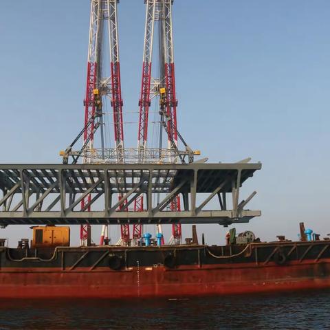 平潭海峡公铁两用大桥顺利架设第三吊大节段钢梁