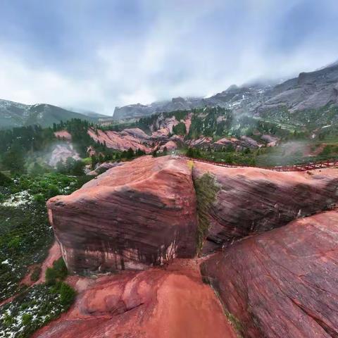红色密境  醉美红山