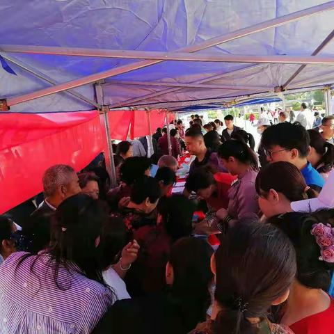 绥德：开展为民服务进社区暨党员“双报到”活动