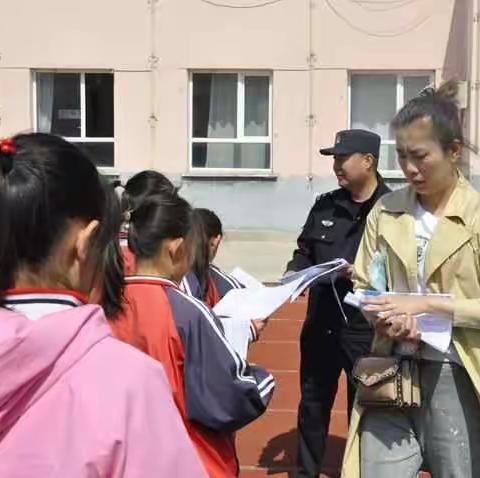 老柞山社区综治办开展扫黑除恶 宣传活动