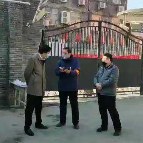 卫辉市市委书记梁常运一行人莅临第一完全小学调研了解疫情防控和线上教学情况