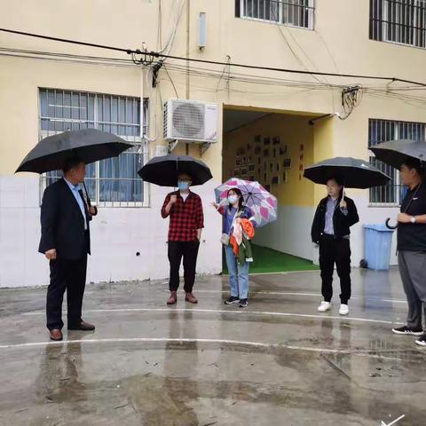 国家扶贫基金会、耐克公司代表及教育局领导来到卫辉市第一完全小学察看学校运动场地受损情况