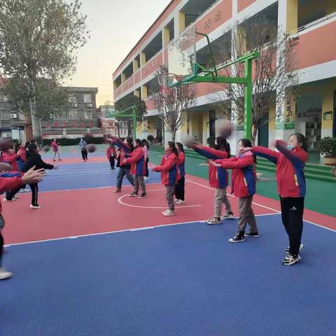 巾帼不让须眉，红颜更胜儿郎         ——卫辉市第一完全小学课后服务女子篮球社团展示