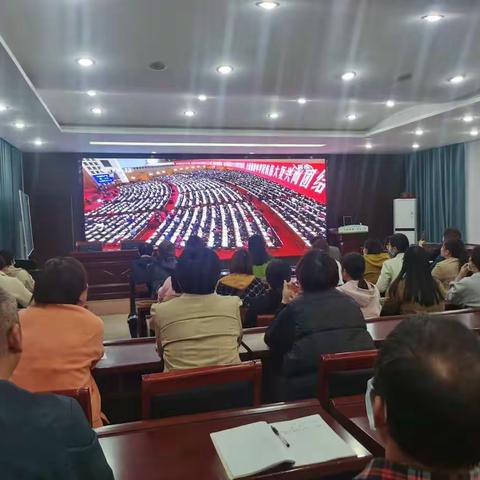 喜迎党的二十大        初心点亮新征程——卫辉市第一完全小学集中收看二十大开幕式