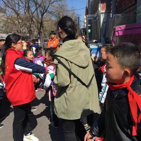 倡导文明行为，助力文明创建——红旗区第二实验小学志愿者活动