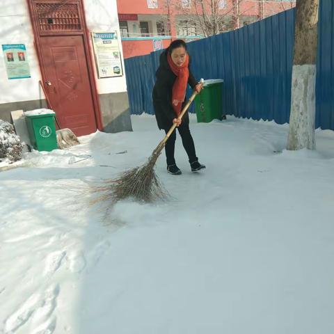 考城镇龙王庙小学教师清扫校园积雪，确保校园师生安全