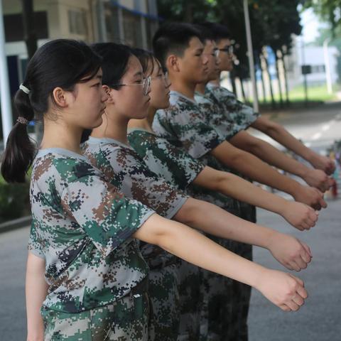 迷彩军训，乐在其中