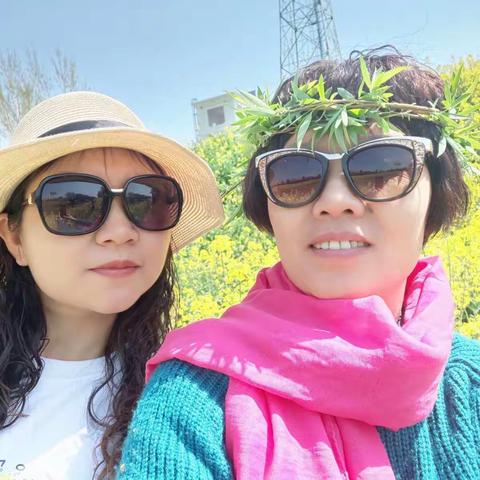 忽如一夜春风来，                                              千树万树梨花开！