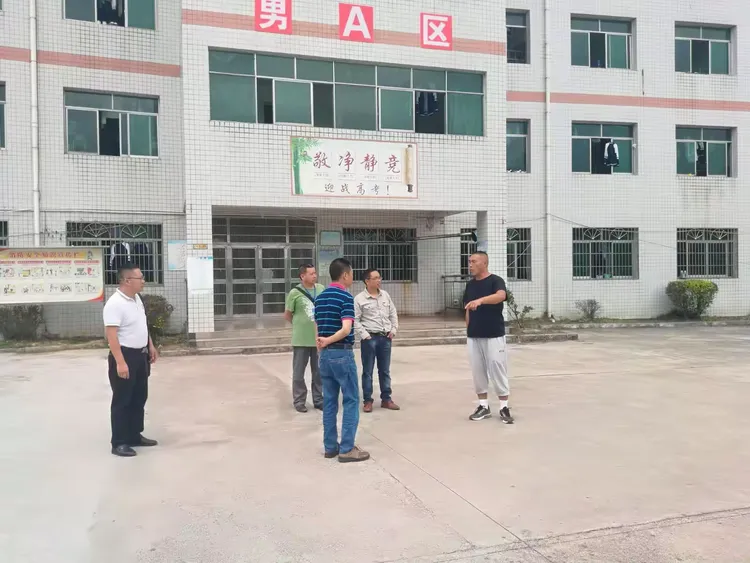开阳县第三中学副校长赵刚,思政处主任范平一行到我校交流学生宿舍管理工作