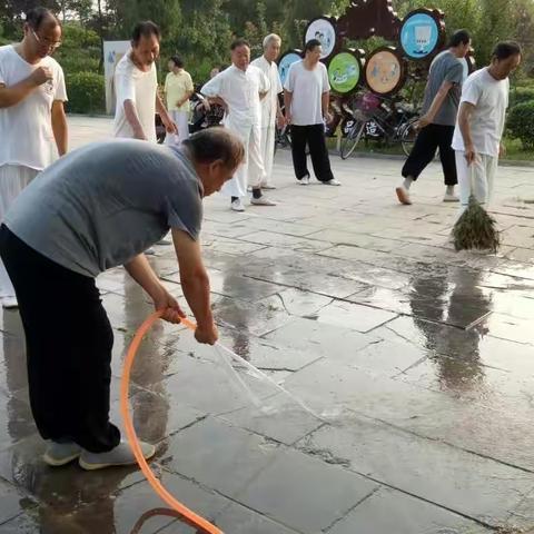 晨练清淤泥 太极人可贵