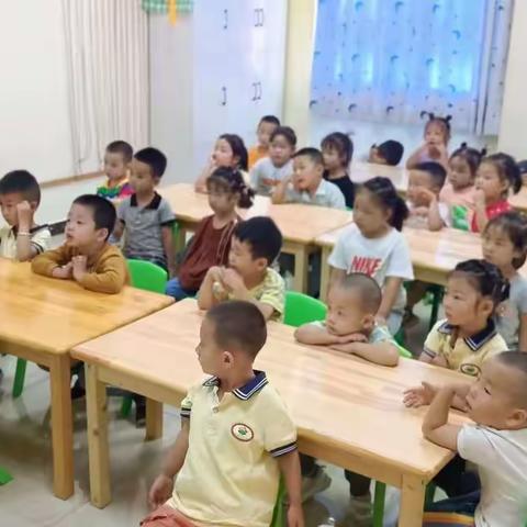 叶贝尔幼儿园中一班开学第三周精彩瞬间