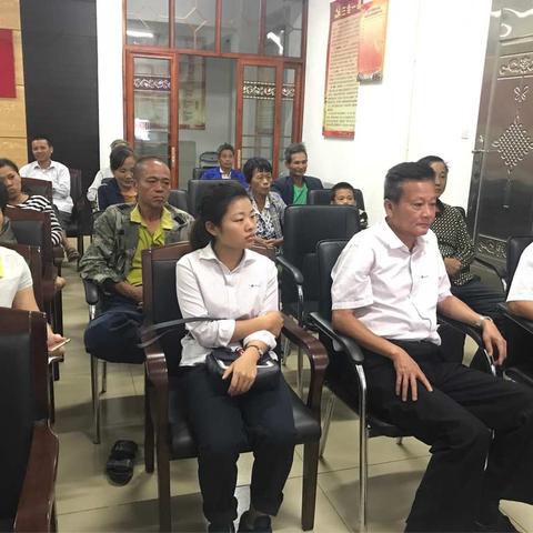 物流公司冯尔军副总经理一行深入东山镇射钗村陪同帮扶户观看第62期脱贫致富电视夜校