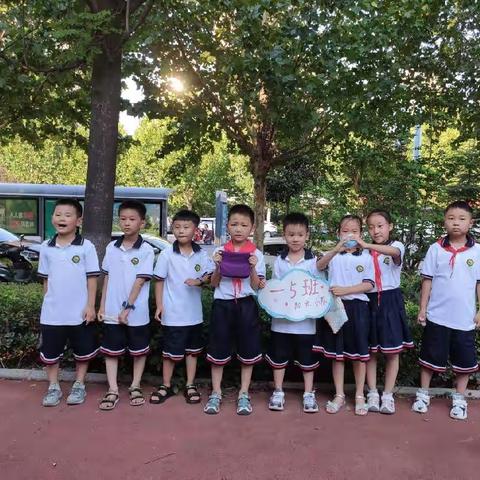 一（15）班阳光小队暑期实践活动-给健身器材洗洗澡