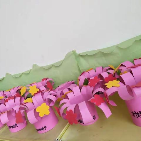 辽河小太阳幼儿园中班小朋友祝妈妈们节日快乐