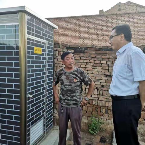 持续推进厕所革命-区委常委李斌深入调研改厕情况