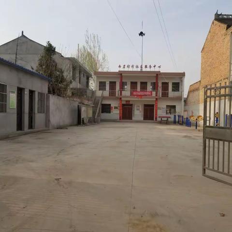 尚村镇西岩坊村美丽家园、美丽庭园，村双委会一般人带领村民打扫创造干净的街道，美丽好看的家庭门前卫生。