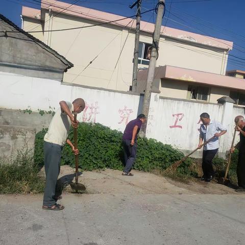 今天西岩坊村村干部和保洁员一起打扫村内环境卫生