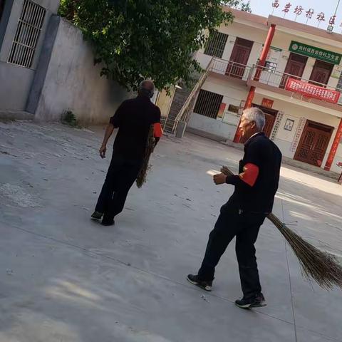 尚村镇西岩坊村对村内街道卫生彻底进行大扫，创造美丽西岩坊