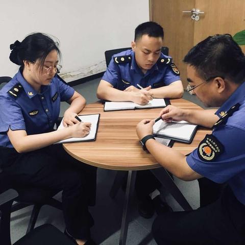 实抓窗口管理 规范服务行为 执法局办公室对窗口服务人员进行培训