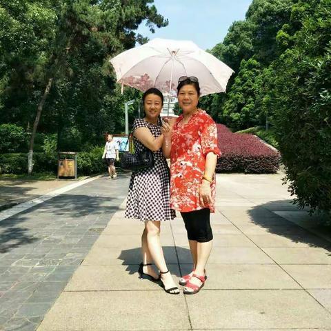 和姐妹开心游玩