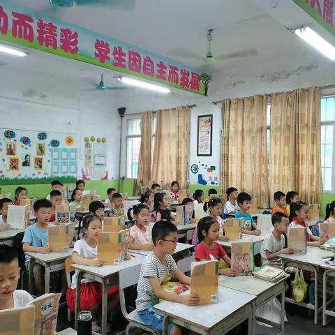 书香满校园，陶冶你我他———记一（6）班读书系列活动