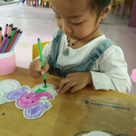 《幼儿手工美劳》：来看看宝贝们涂手工偶的精彩过程吧！