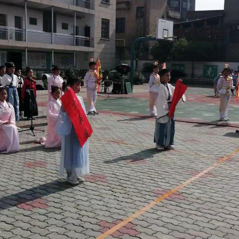 “手捧万卷书，兼修品与行”一一记夏漕四（1）班“读好书，立美德”活动