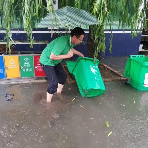 卫辉市高级中学各部门通力合作做好防汛工作