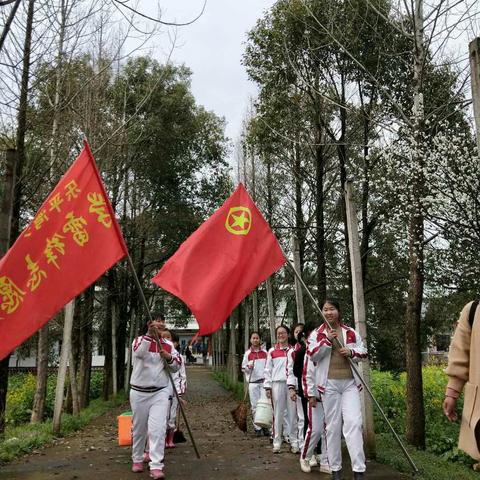 湾头中小学共青团志愿者慰问敬老院老人——— 发扬雷锋精神，传承敬老美德