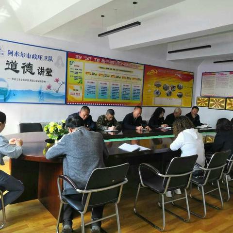 环卫队落实森林防火推进工作会议及“市容环境卫生综合治理”工作