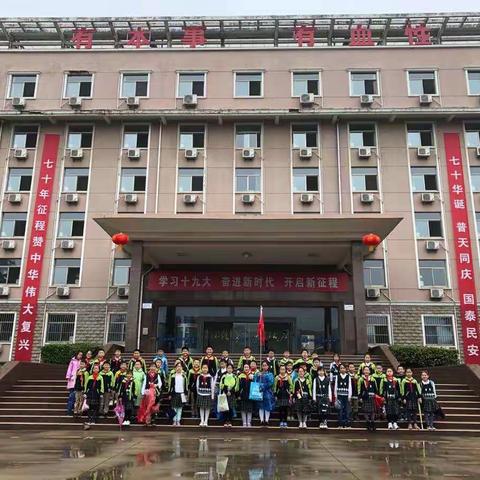 军歌嘹亮扬国威，队旗飘扬启征程