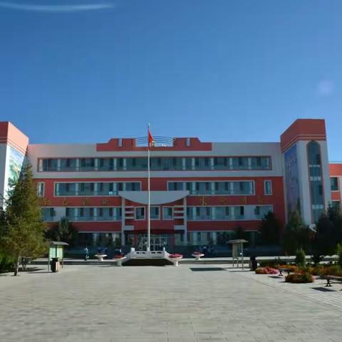 “爱车护路要宣传，铁路民警进校园。大手拉小手，铁路安全伴你走”