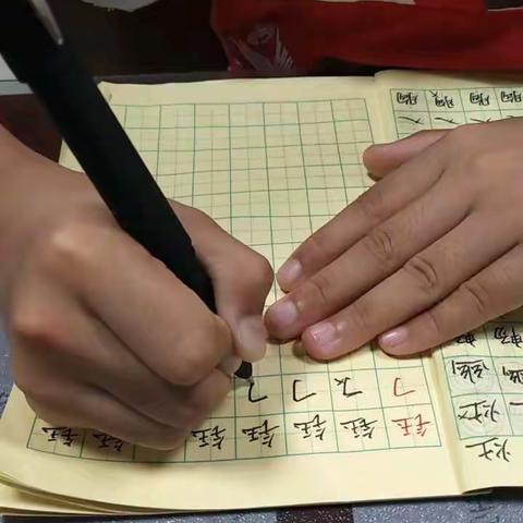 绿地校区孩子们课堂书写小视频