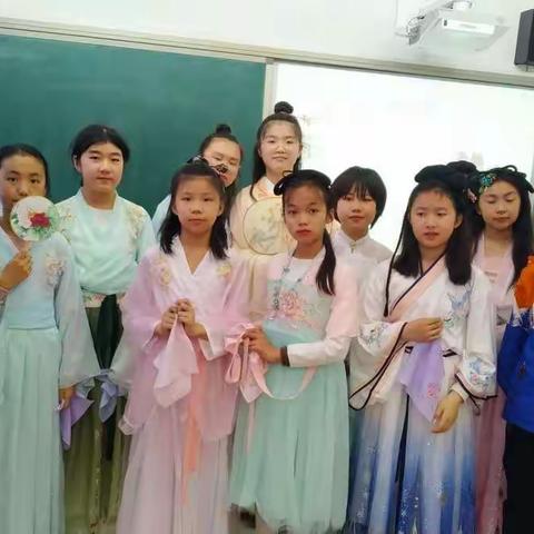 石家庄市友谊大街小学五年级6班开展“走进四大名著——课本剧表演”活动