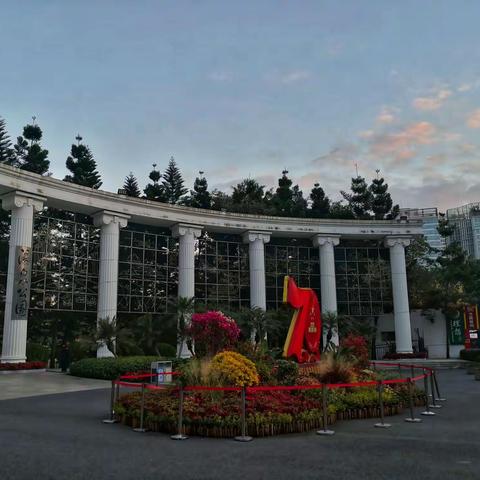 是日，我们來到福州温泉公园这里草坪翠绿，场鸽逗人，福州广场、古罗马柱廊和露天音乐广场，体现了欧式风格。