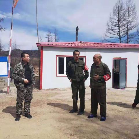 青松管护区工会开展“学党史、办实事”之送书送药送暖阳健康知识常在旁活动