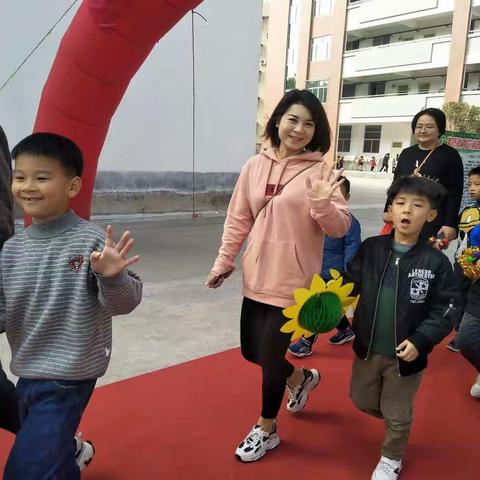 大手牵小手    昂首向前走   记一年级亲子运动会