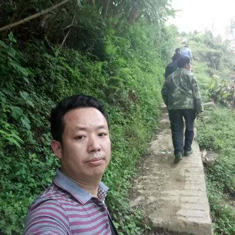 马吉乔底村干部 ，驻村队员，乡工作组到阿达嘎茶叶基地调研
