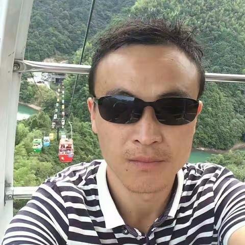 大觉山中觅爱情，绿水青山怡我情，玻璃桥上春心荡，缆车箱里倩影晾。碧波荡漾传歌声，皮筏艇上现佳人。