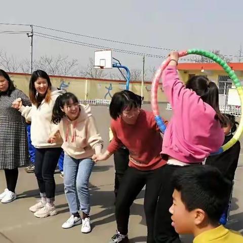 春暖半边天 乐在女神节——杜贺驼小学庆“三八”趣味游戏活动