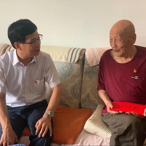 西六里屯社区党支部“七一”慰问建国前老党员